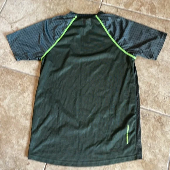 4 Under Armour heat gear short sleeves shirts, 1 adidas long sleeve - Picture 10 of 17